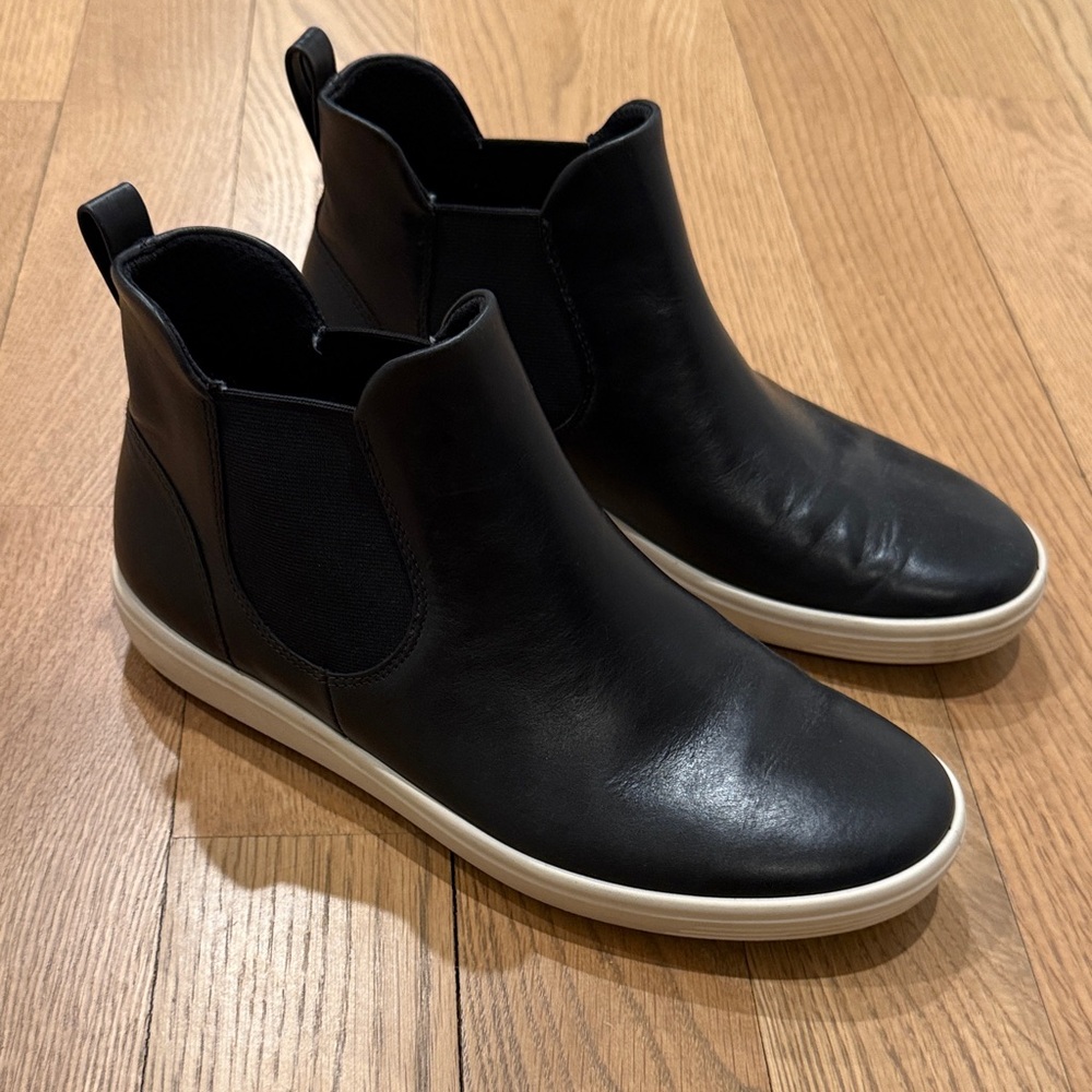 Ecco Black Leather Women's Chelsea Boots